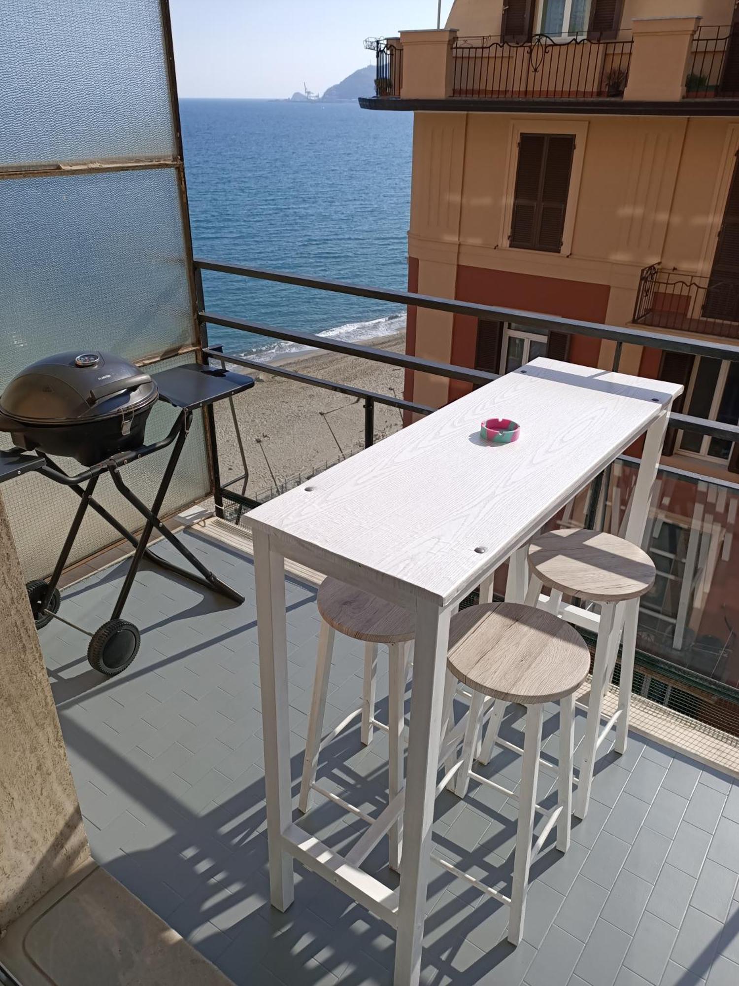 Апартаменты Casa Di Noemi - Seafront With Parking Савона Экстерьер фото